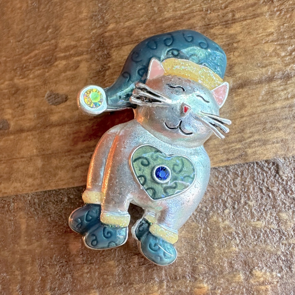 Vintage Kenneth Cole Cat Brooch Wearing Hat, Booties & Heart Enameled Crystal - Picture 7 of 13